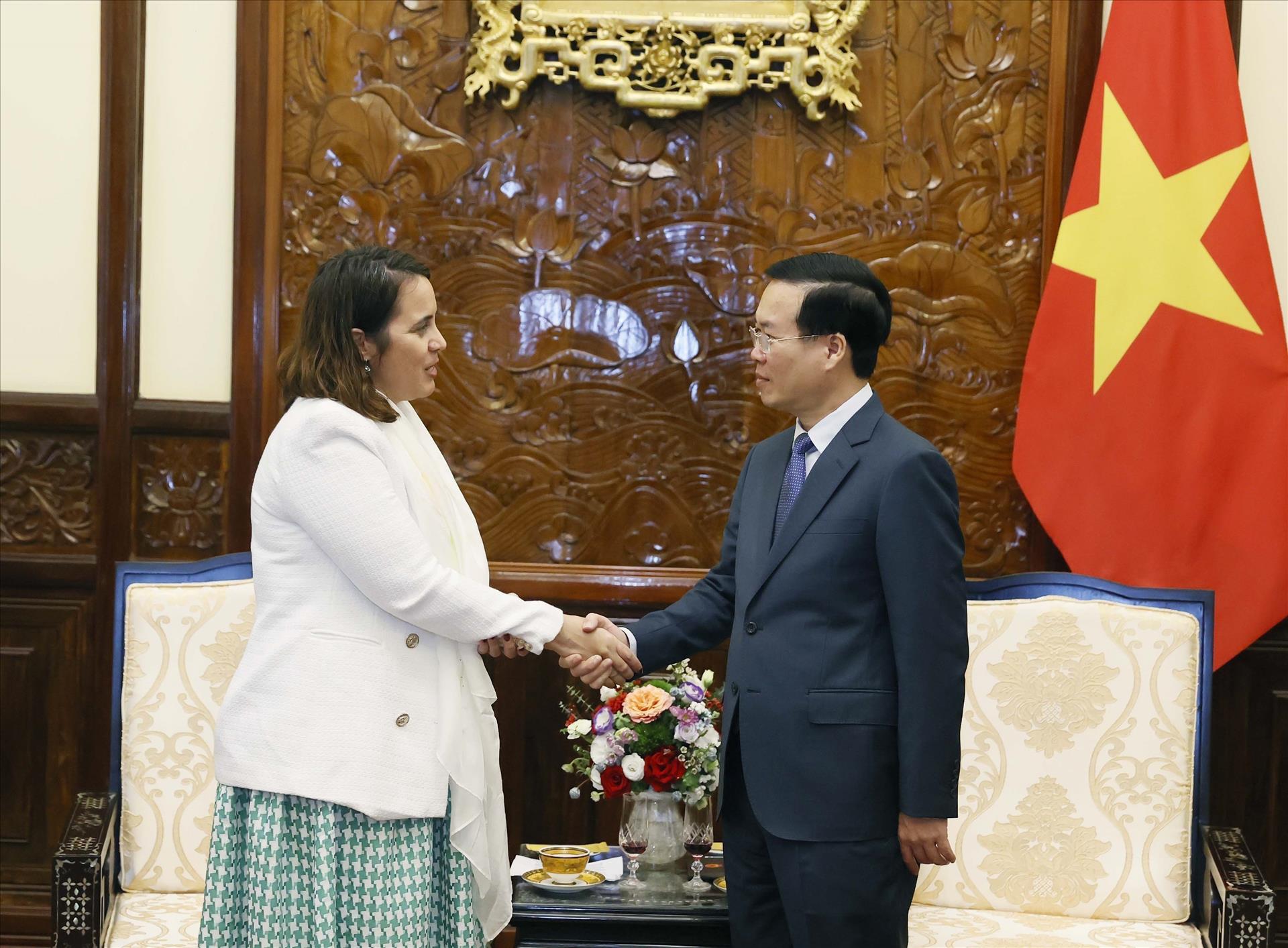 Le président Vo Van Thuong reçoit les ambassadeurs de Nouvelle-Zélande et du Pérou