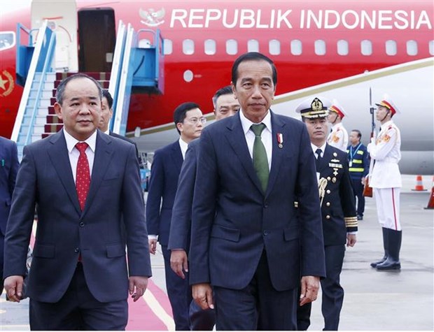 Le président indonésien arrive à Hanoï, entamant sa visite d’État au Vietnam
