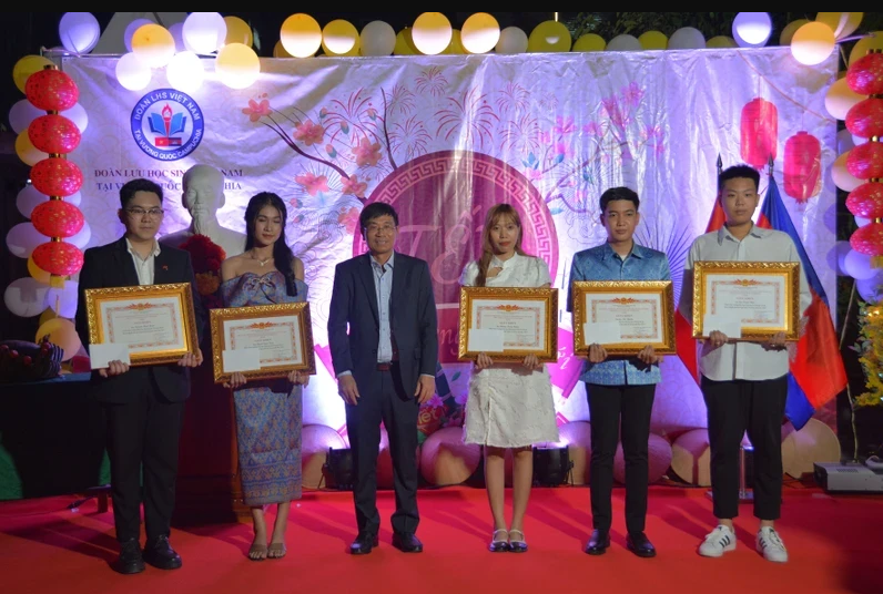 Des étudiants vietnamiens au Cambodge célèbrent le Nouvel An traditionnel