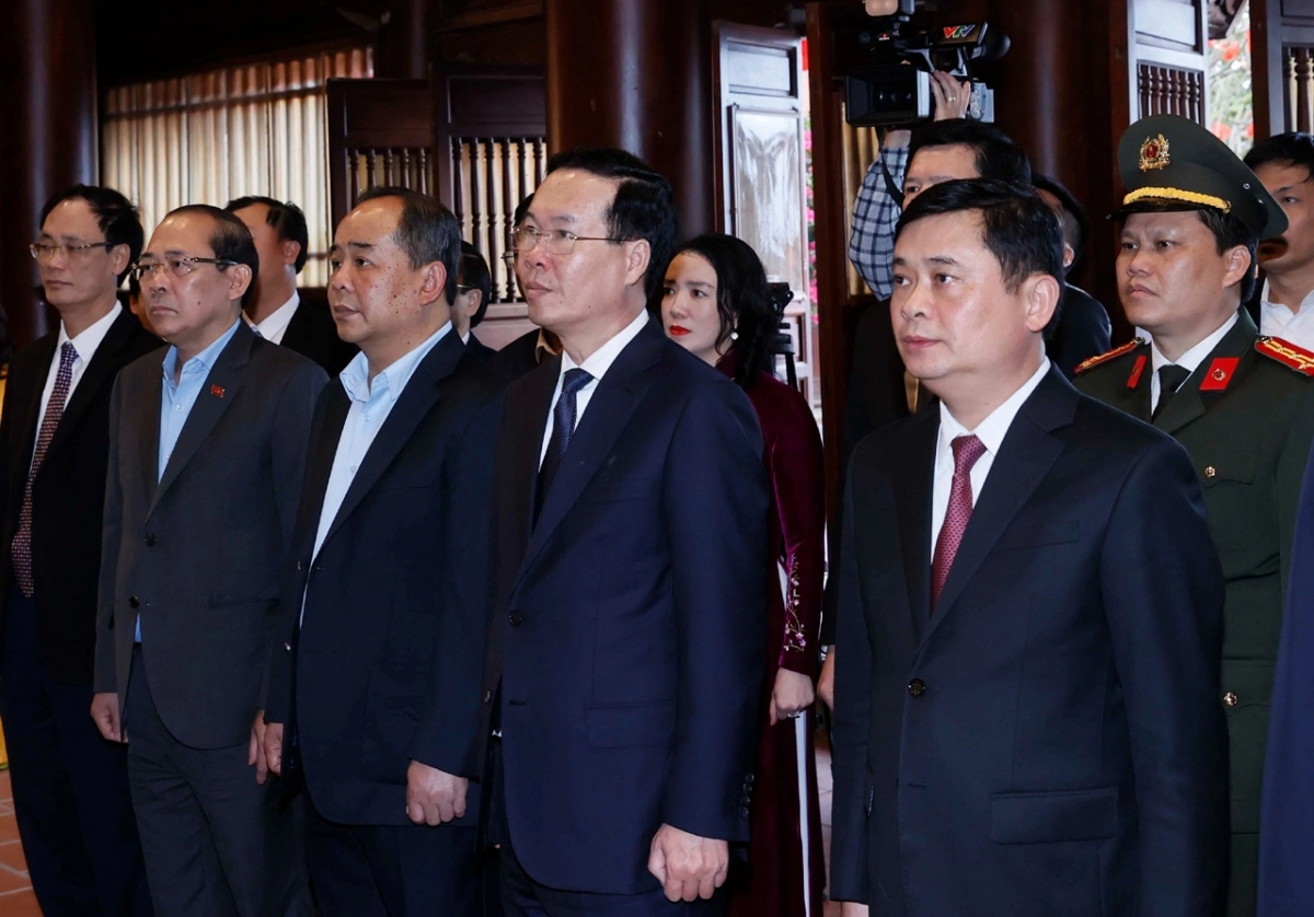 Le chef de l État offre de l encens pour commémorer le Président Ho Chi Minh à Nghe An