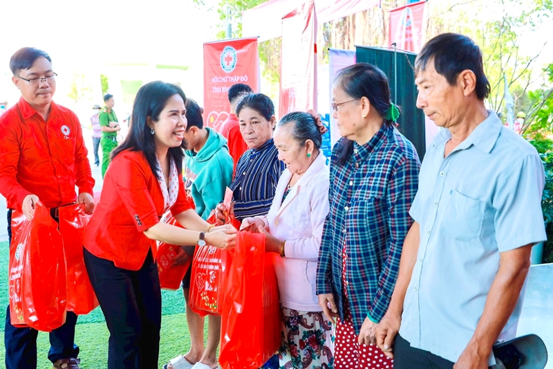 Diverses activités pour un Têt joyeux pour les pauvres