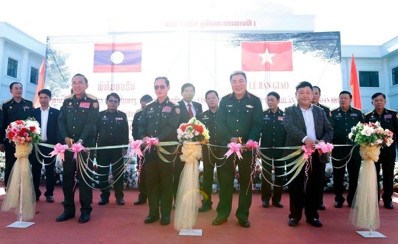 Remise d’un bâtiment militaire, cadeau du Vietnam au Laos