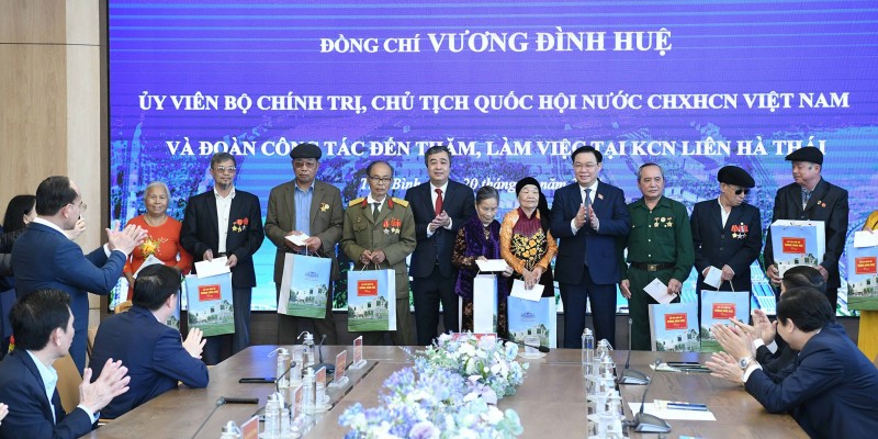 Vuong Dinh Huê offre des cadeaux de Têt aux familles ayant servi la nation à Thai Binh