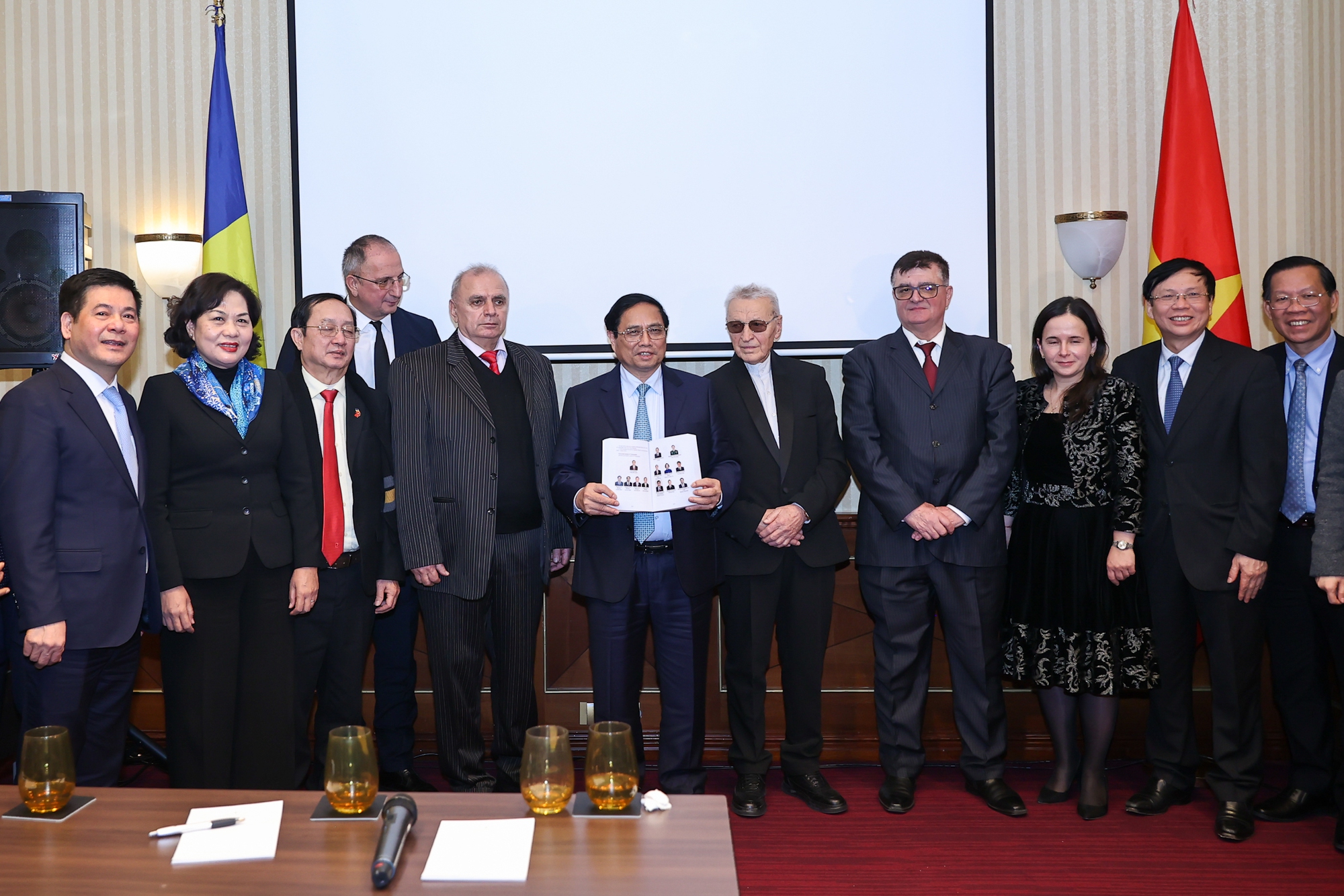 Le Premier ministre Pham Minh Chinh rencontre des représentants d’organisations d’amitié Roumanie - Vietnam