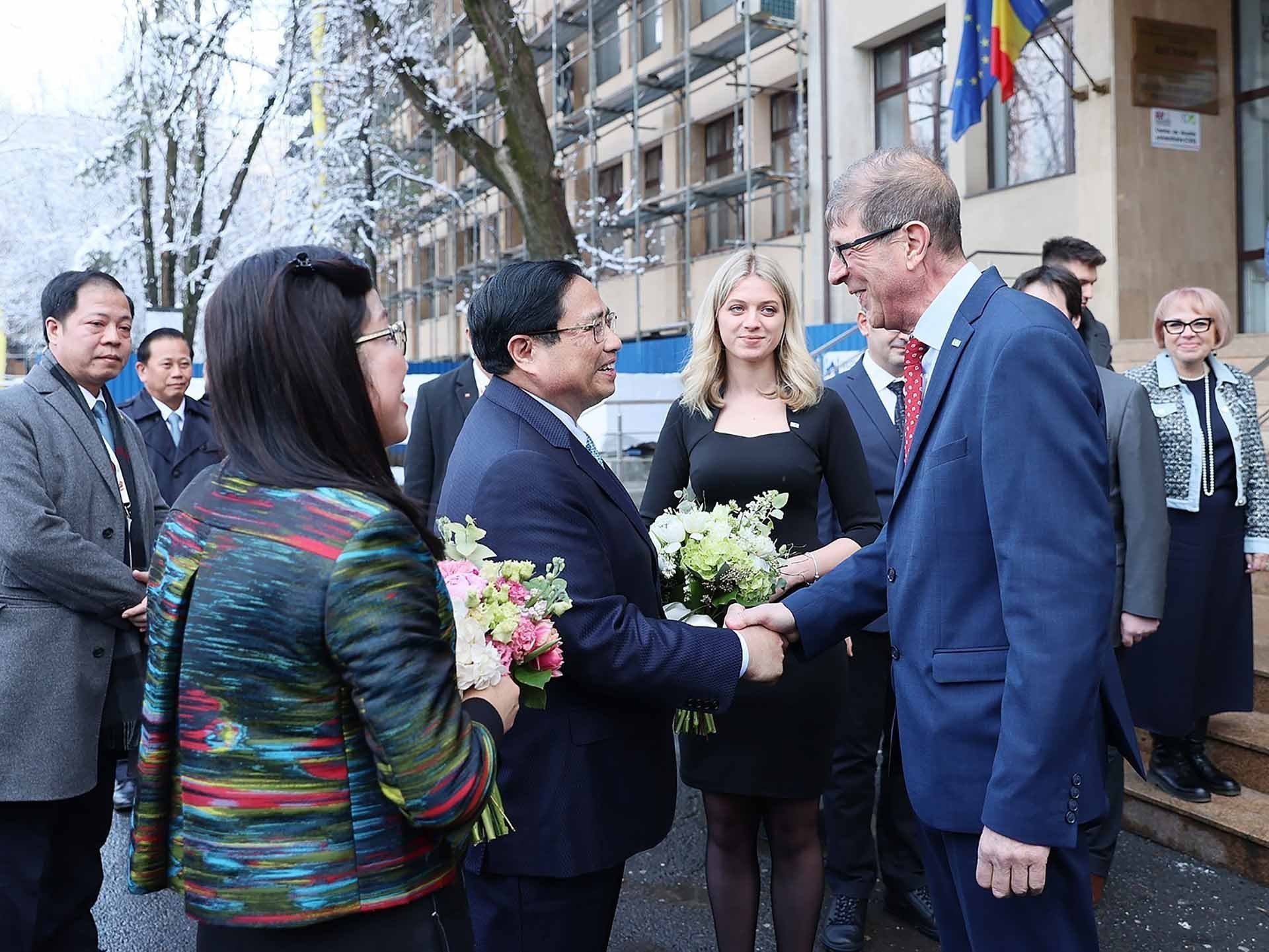 Le Premier ministre Pham Minh Chinh visite l Université technique de construction de Bucarest