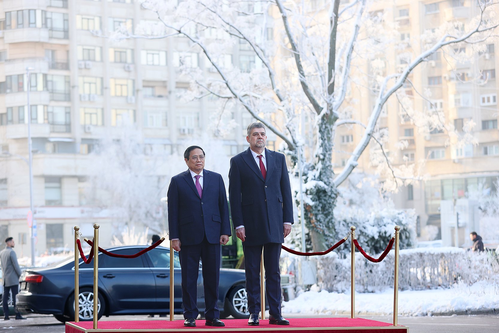 Cérémonie d’accueil officielle en l’honneur du Premier ministre Pham Minh Chinh en Roumanie