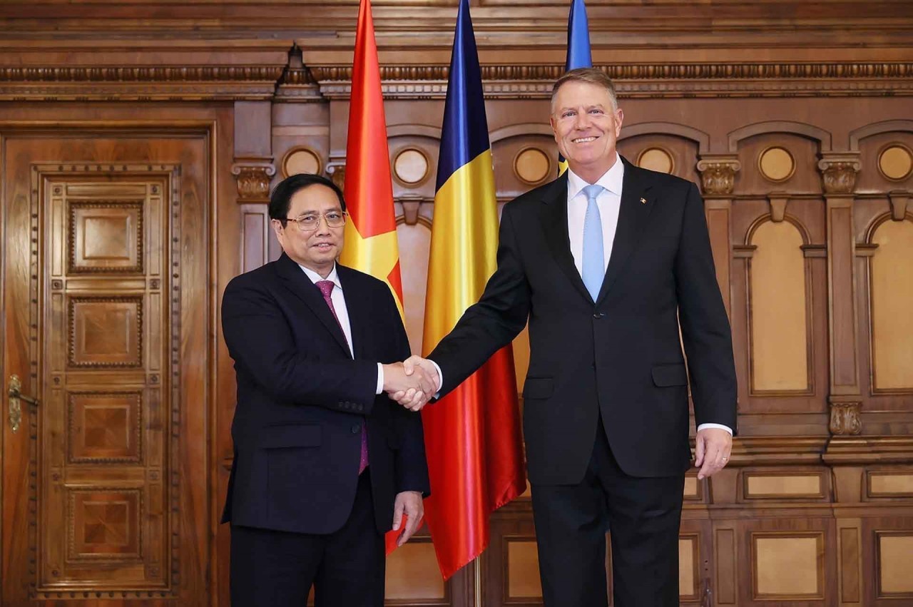 Le Premier ministre Pham Minh Chinh rencontre le président roumain