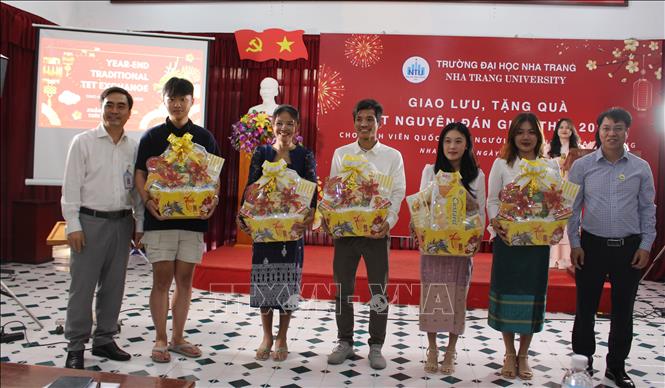 Des étudiants lao accueillent le Nouvel An traditionnel du Vietnam