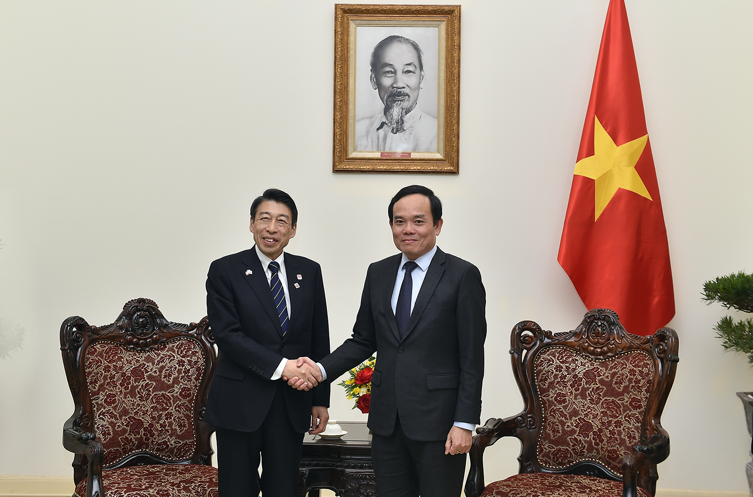 Le vice-Premier ministre Tran Luu Quang reçoit le gouverneur de la préfecture japonaise de Fukuoka