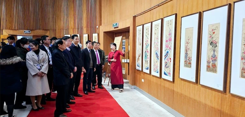 Une exposition présente l atmosphère printanière à travers des peintures folkloriques