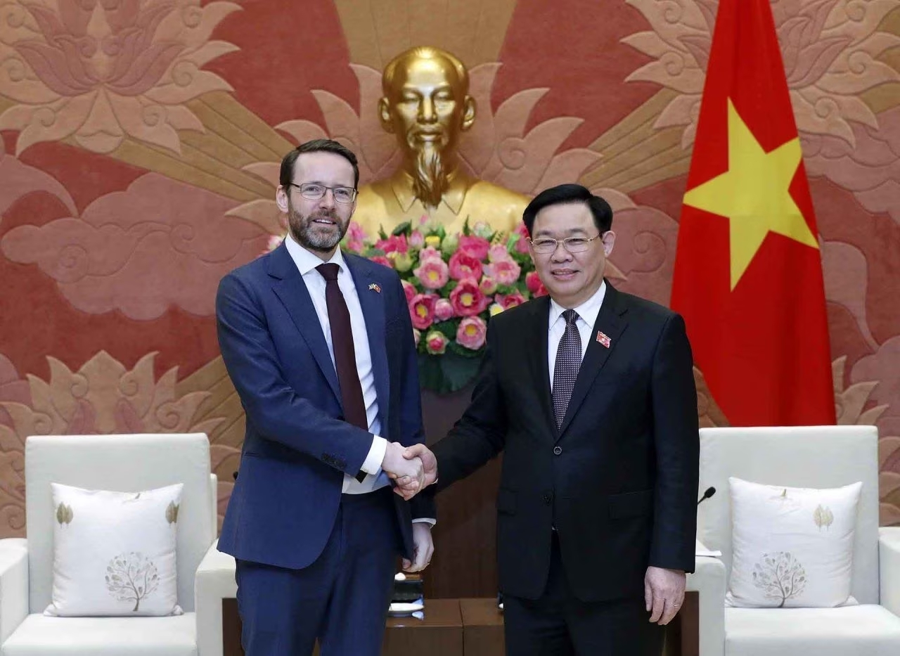 Le président de l AN Vuong Dinh Hue reçoit l ambassadeur du Royaume-Uni au Vietnam