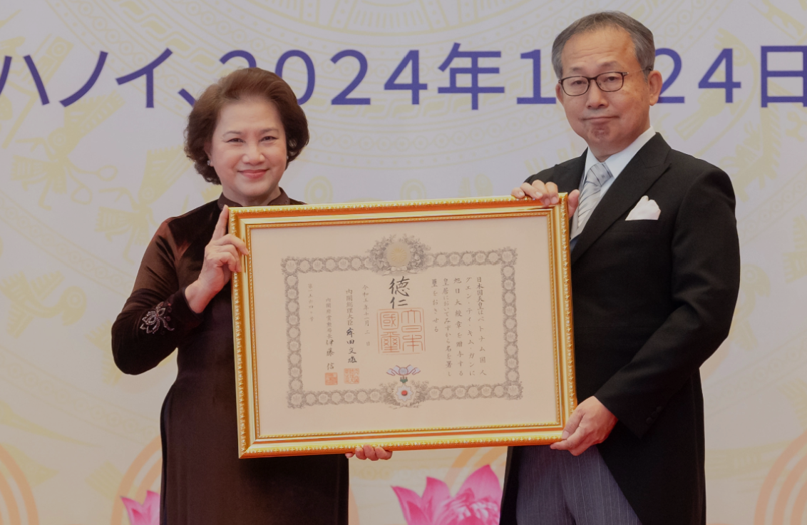 L’ancienne présidente de l’AN Nguyen Thi Kim Ngan reçoit l Ordre du Soleil Levant du Japon