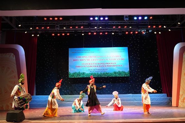 La danse folklorique indienne Punjabi est présentée à Ben Tre