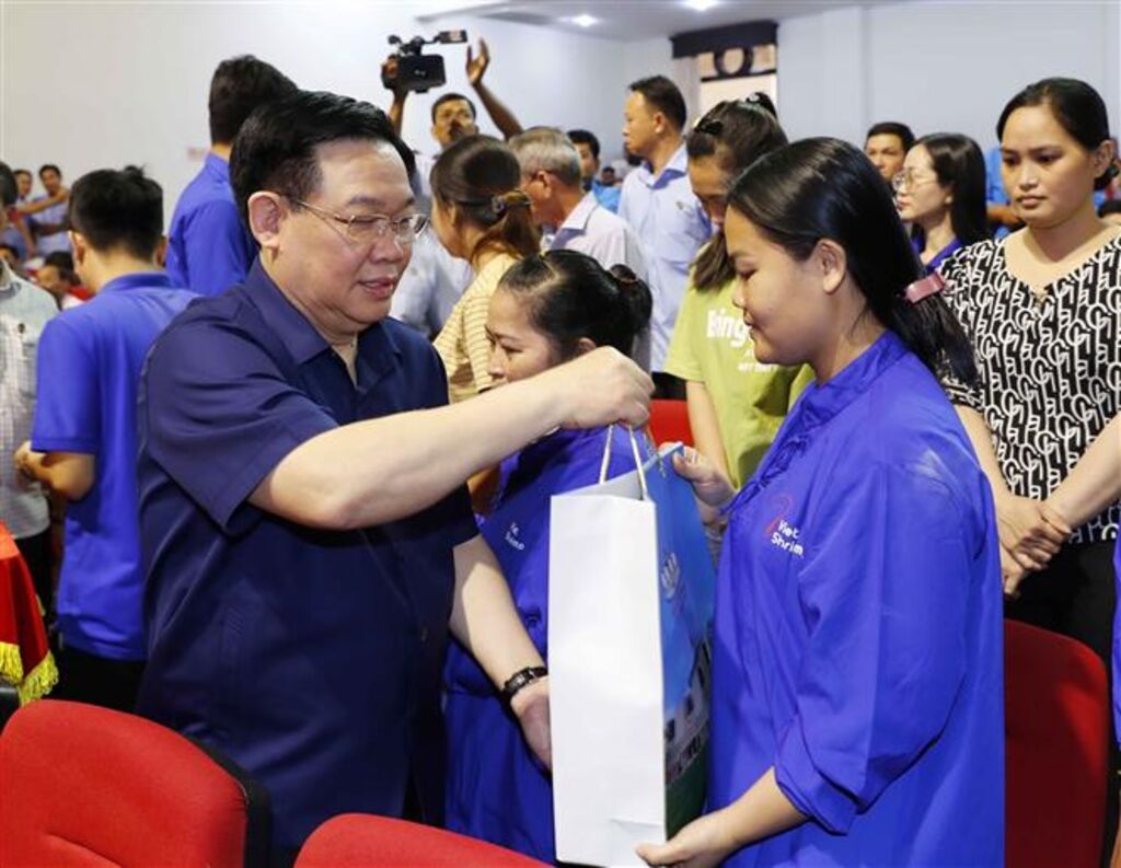 Têt le président de l Assemblée nationale offre des cadeaux à des personnes en difficulté à Bac Liêu
