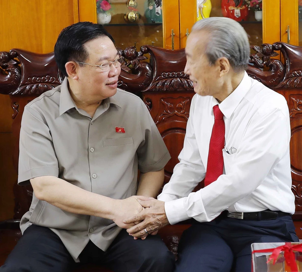 Le président de l AN rend hommage à feu le président de l AN Nguyen Huu Tho