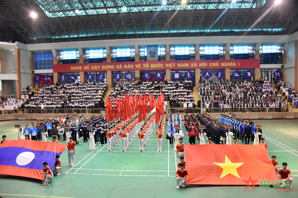 Échange culturel et sportif entre des élèves de la province de Dien Dien et de six provinces lao