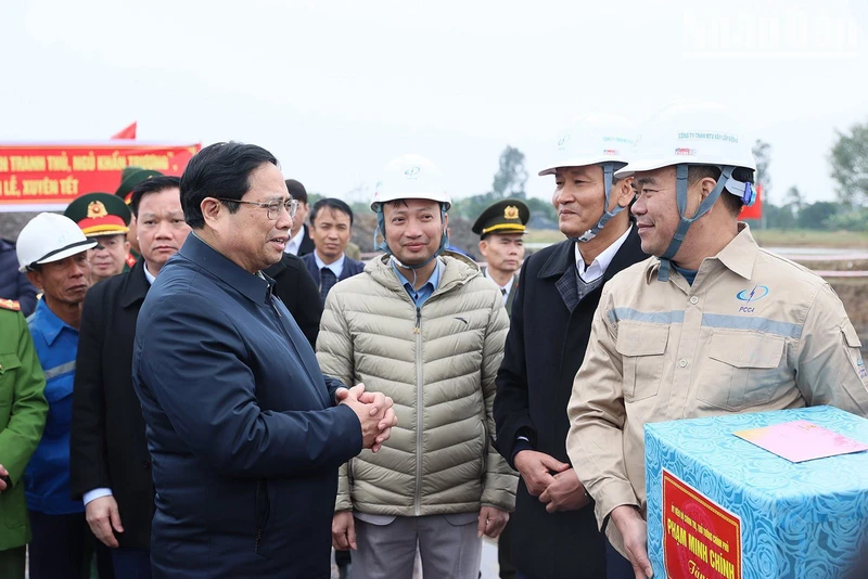 Le Premier ministre Pham Minh Chinh inspecte la construction de la ligne de 500 kV