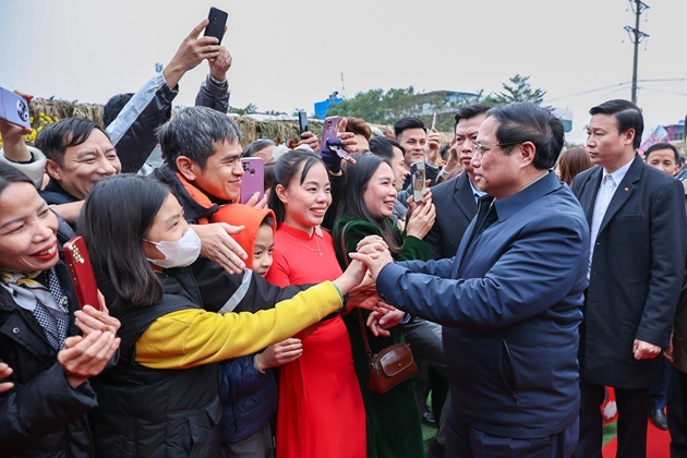 Le Premier ministre visite et offre des cadeaux aux démunis et travailleurs de Thanh Hoa