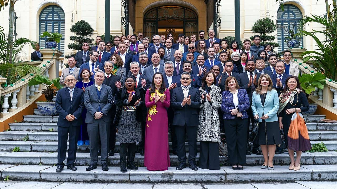 Le ministère des Affaires étrangères rencontre les missions de représentation et les organes de presse étrangers résidant au Vietnam
