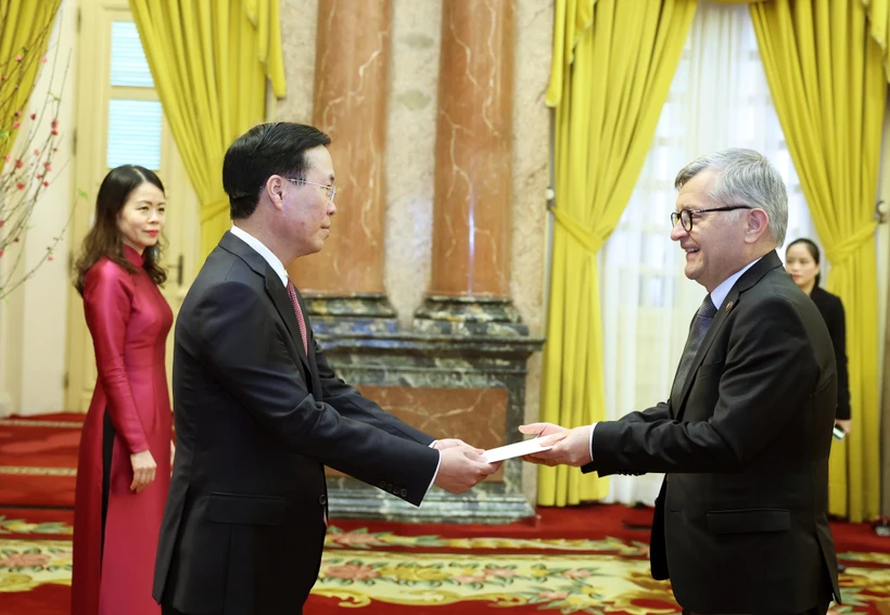 Le président Vo Van Thuong reçoit les ambassadeurs de différents pays
