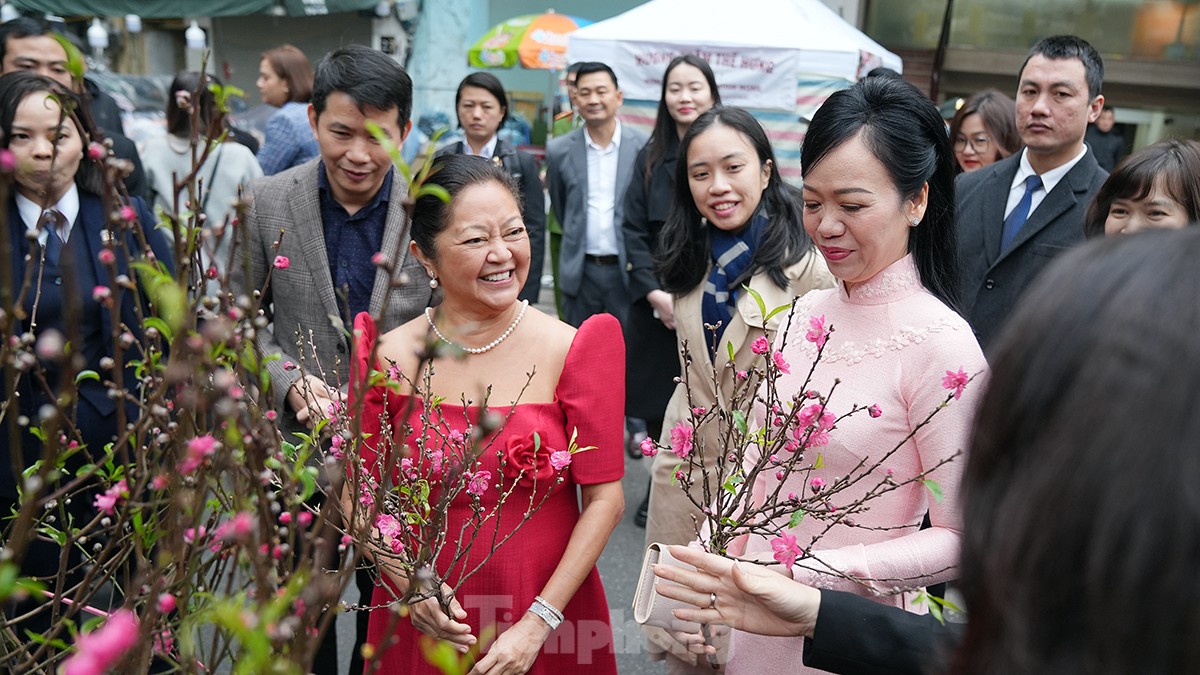 Les épouses du président vietnamien et de son homologue philippin visitent le Vieux quartier de Hanoï