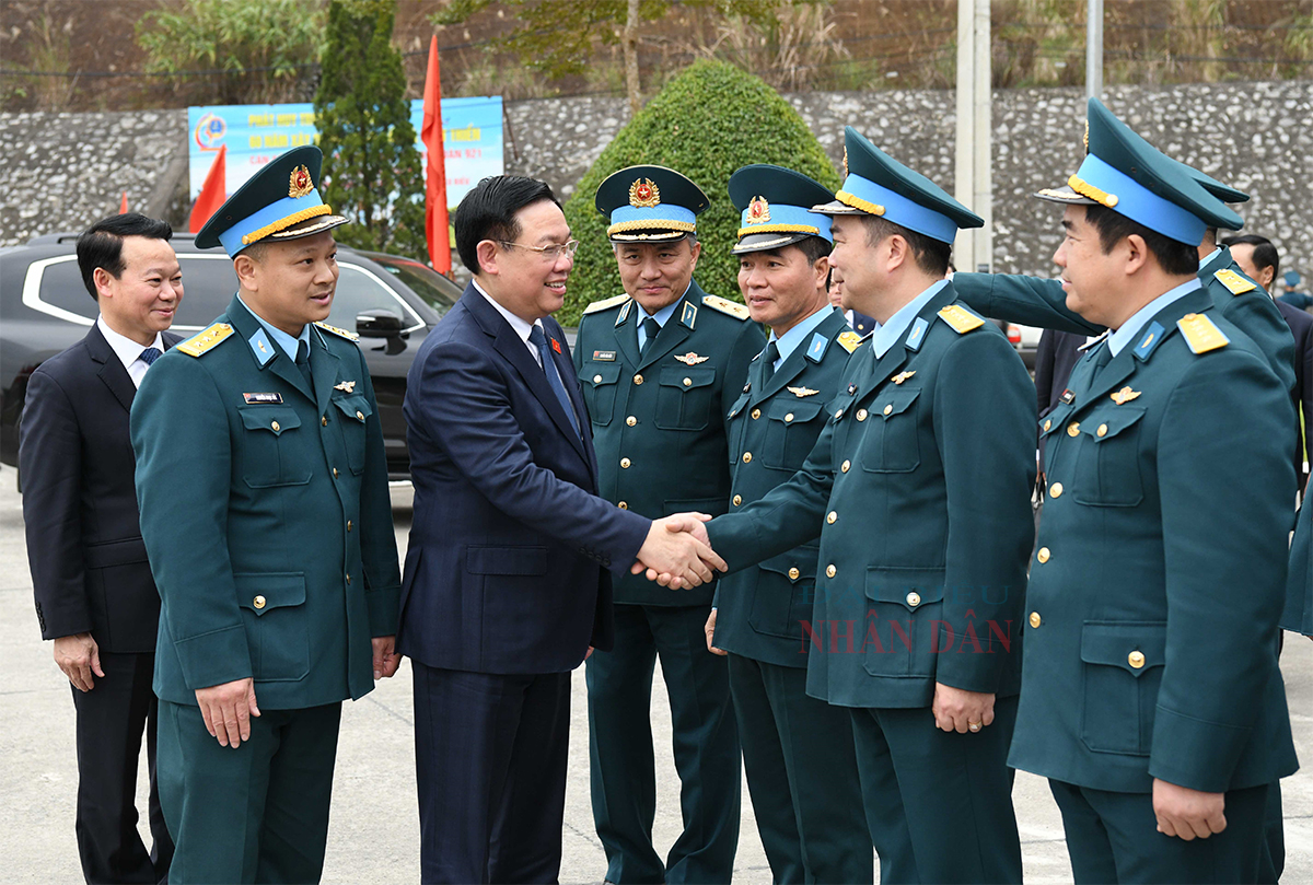 Le président de l’AN Vuong Dinh Huê visite le régiment 921 de l’armée de l’air