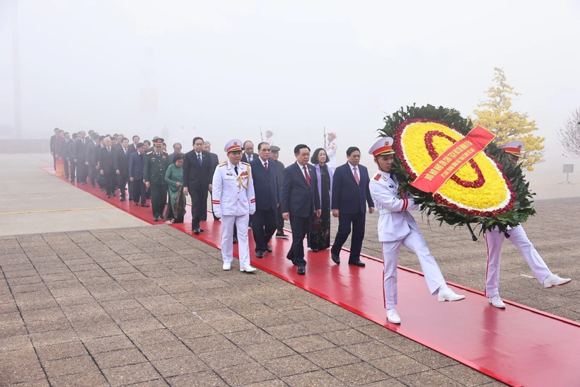 Des dirigeants rendent hommage au Président Ho Chi Minh à l’occasion du 94e anniversaire du PCV