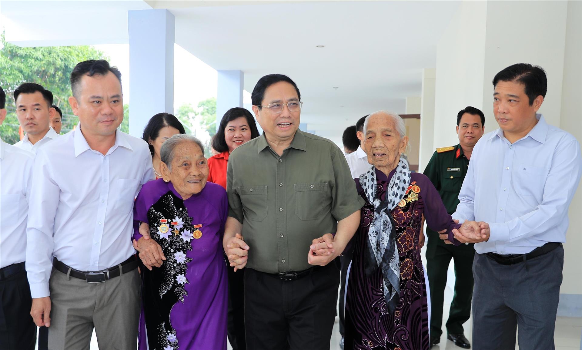 Le Premier ministre Pham Minh Chinh présente ses vœux de Têt à Cân Tho