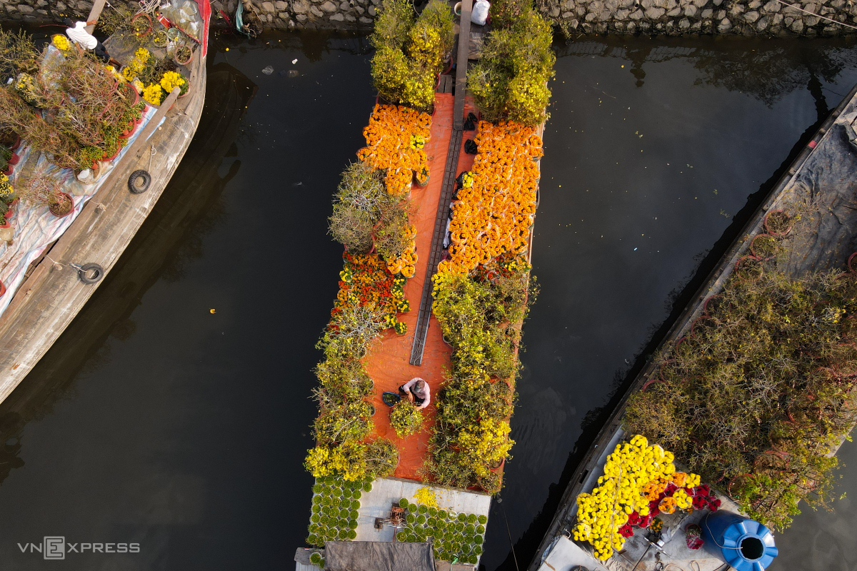 Le marché aux fleurs du printemps Sur le quai sous le bateau est animé le jour de l ouverture