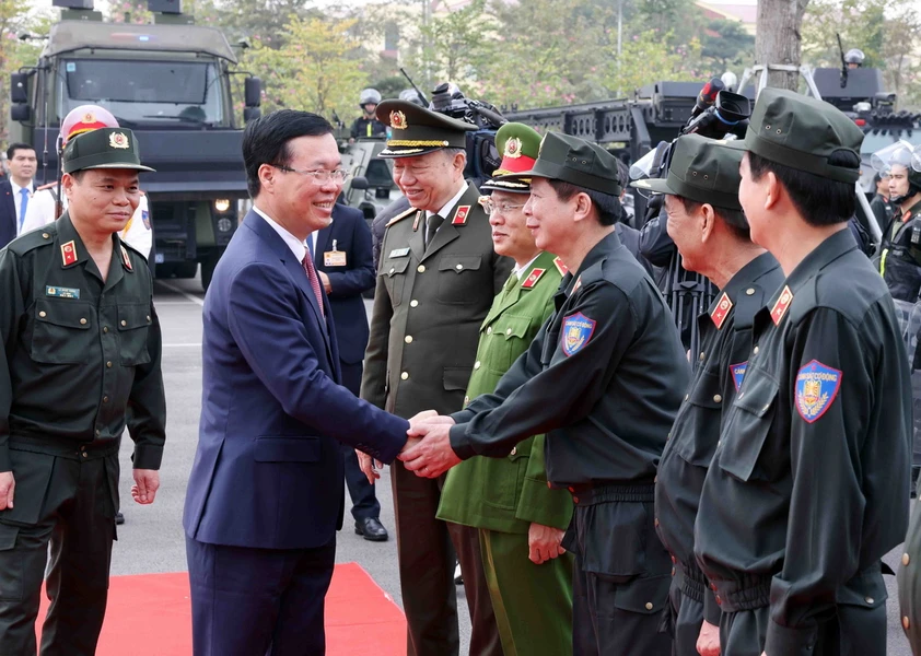Le président Vo Van Thuong contrôle la préparation de forces de sécurité avant le Têt