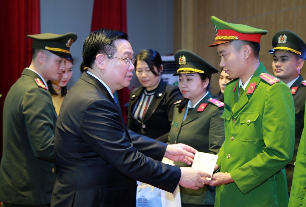 Têt le président de l’AN présente ses vœux aux forces de police de Nghê An