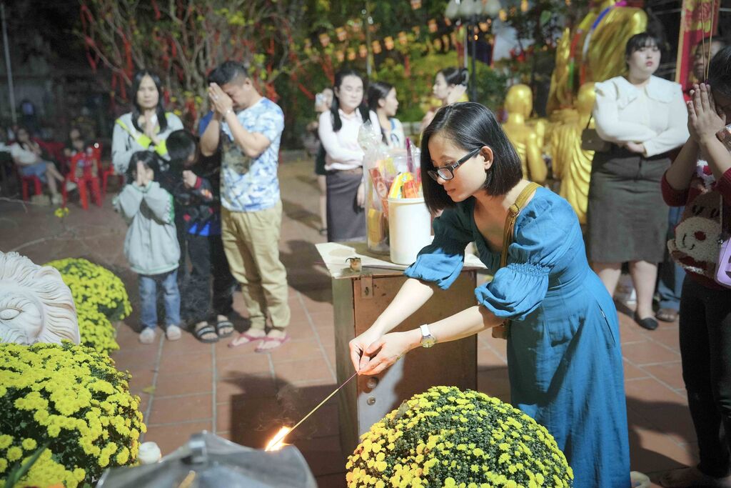 Aller à la pagode au Nouvel An lunaire, une belle coutume des Vietnamiens au Laos