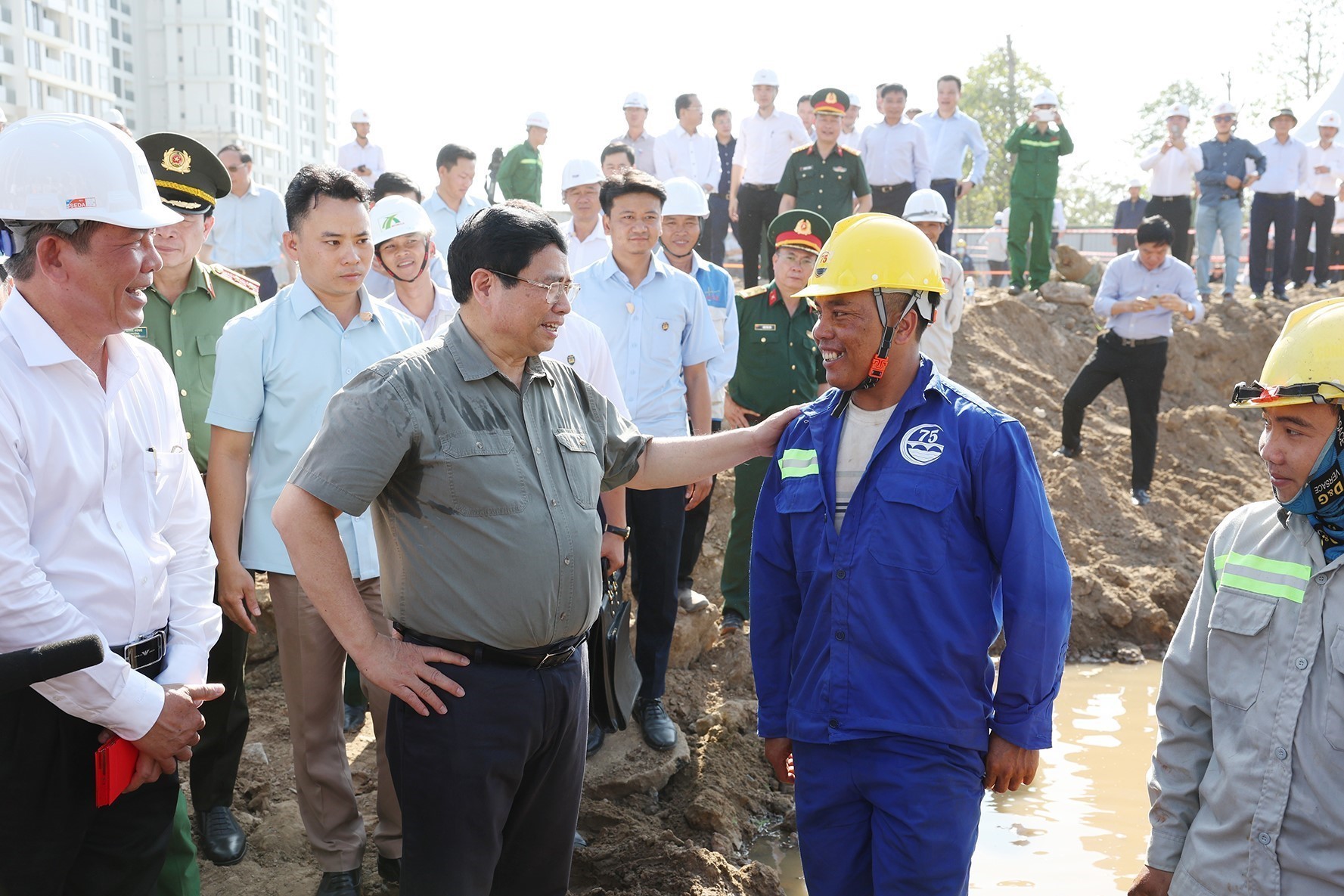 Le Premier ministre Pham Minh Chinh inspecte d’importants projets de transport dans le Sud