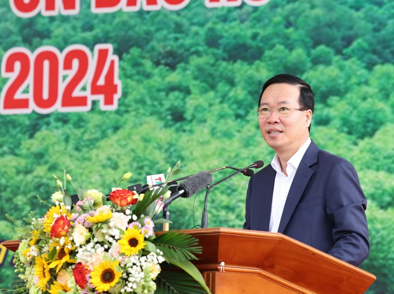 Le président Vo Van Thuong à la Fête de plantation d arbres du Printemps 2024 à Tuyên Quang