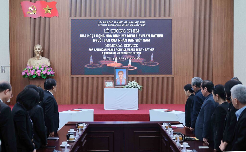 Cérémonie commémorative en hommage d une fidèle amie américaine du Vietnam
