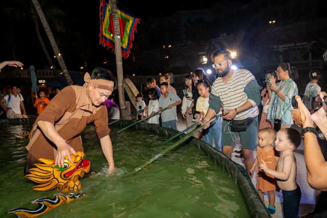 Les touristes étrangers apprécient les marionnettes vietnamiennes à Phu Quoc