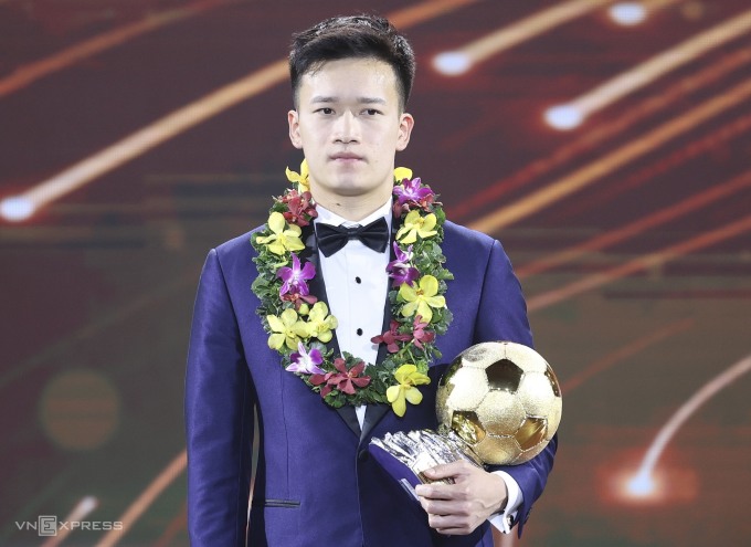 Football le milieu de terrain Nguyên Hoang Duc remporte le Ballon d’Or du Vietnam 2023