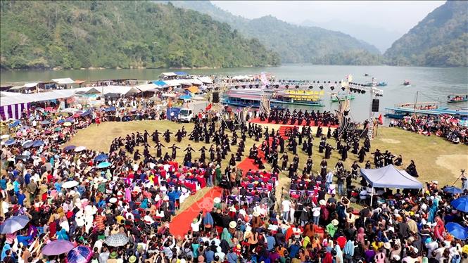 Des visiteurs affluent au festival Long Tong dans la province de Bac Kan