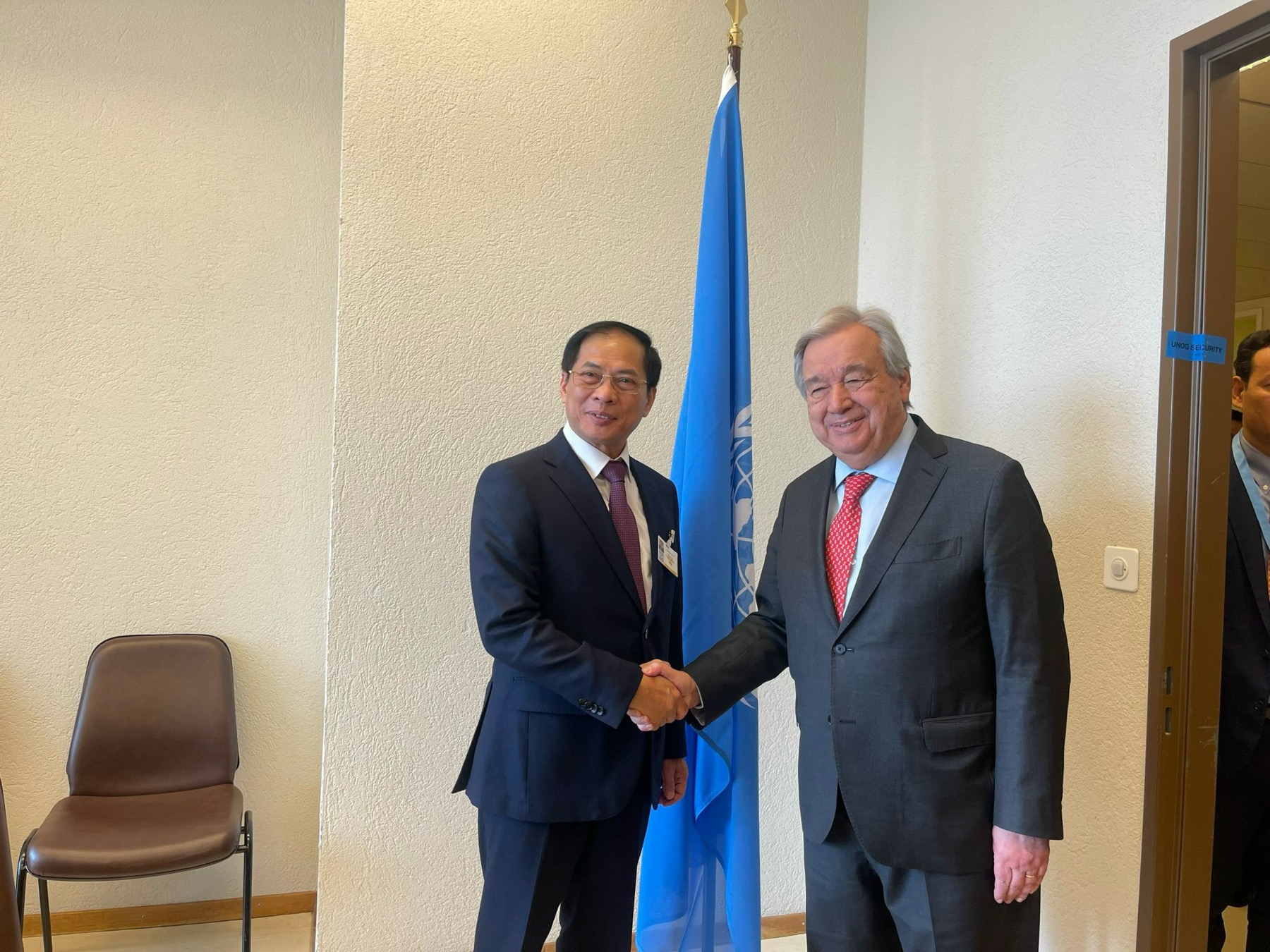Le ministre des AE Bui Thanh Son rencontre les dirigeants de l ONU et des pays à Genève