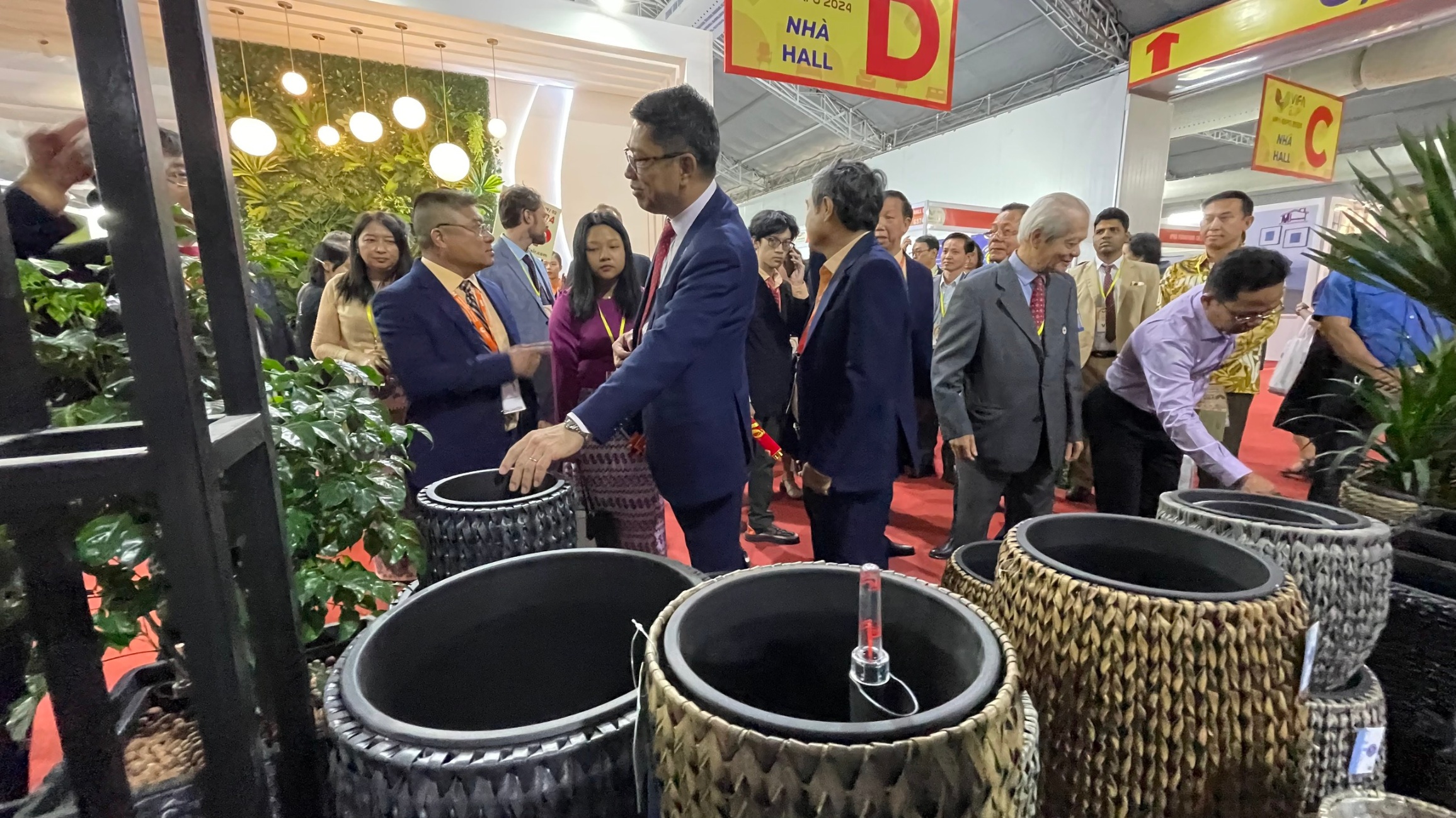 Ouverture de la foire internationale de l ameublement et des objets de décoration