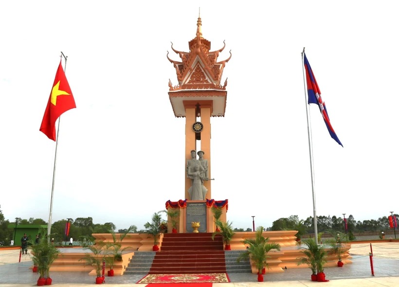 Inauguration d un autre monument de l amitié Vietnam-Cambodge