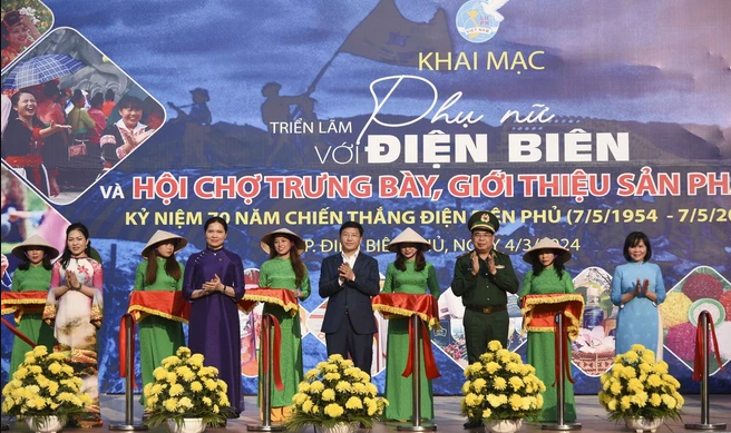 Célébration du 70ème anniversaire de la victoire de Dien Bien Phu exposition photo Les femmes avec Dien Bien