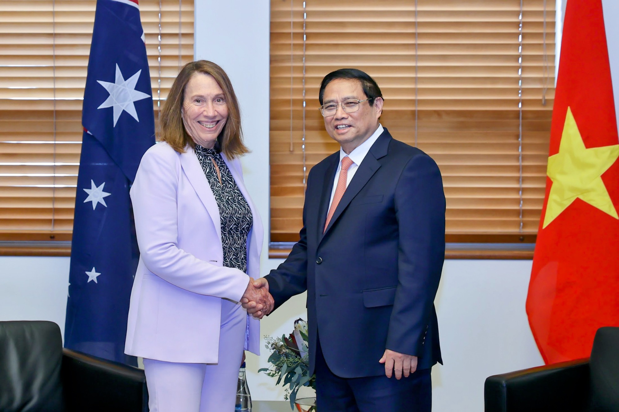 Entrevue entre le PM Pham Minh Chinh et la présidente du Sénat australien