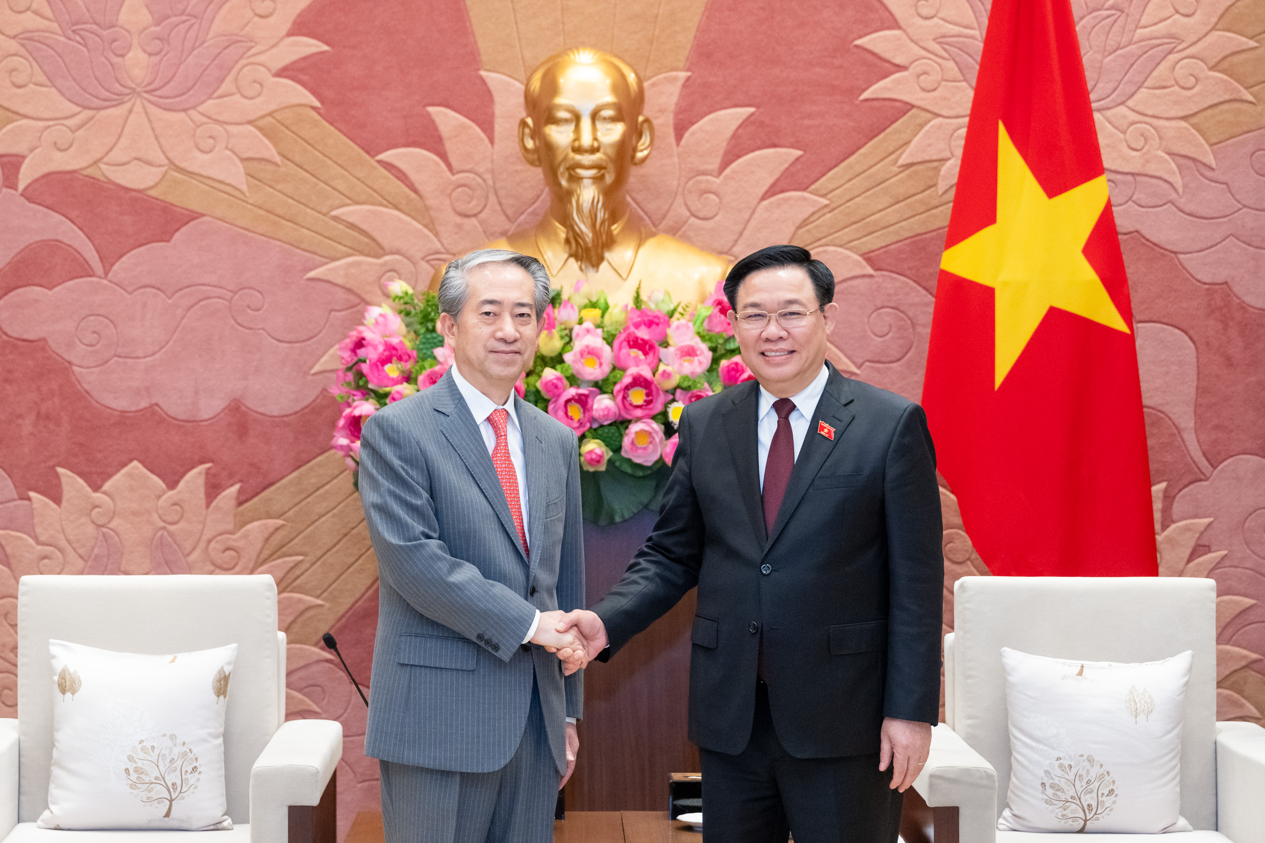Le président de l AN Vuong Dinh Huê reçoit l ambassadeur de Chine au Vietnam