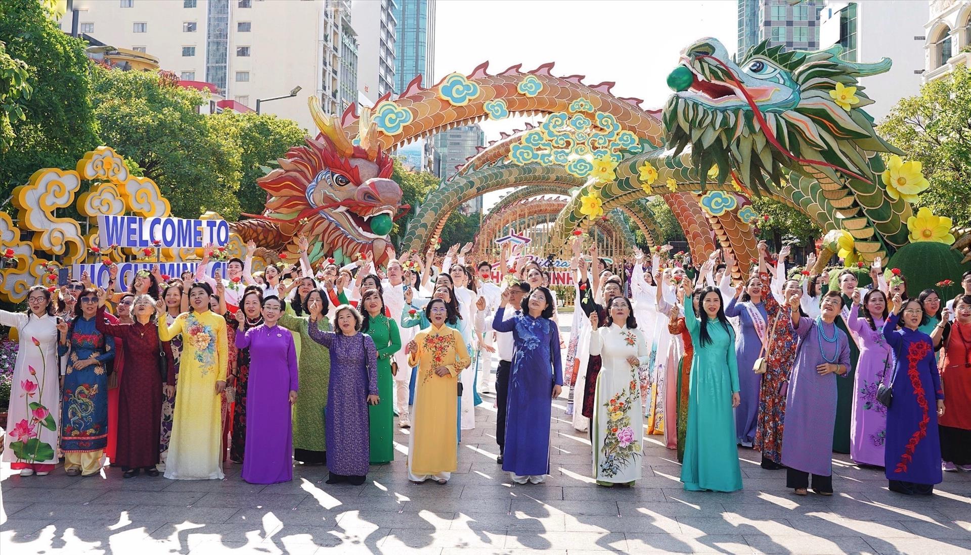 Plus de 5 000 personnes à un défilé de l’ao dai à Hô Chi Minh-Ville