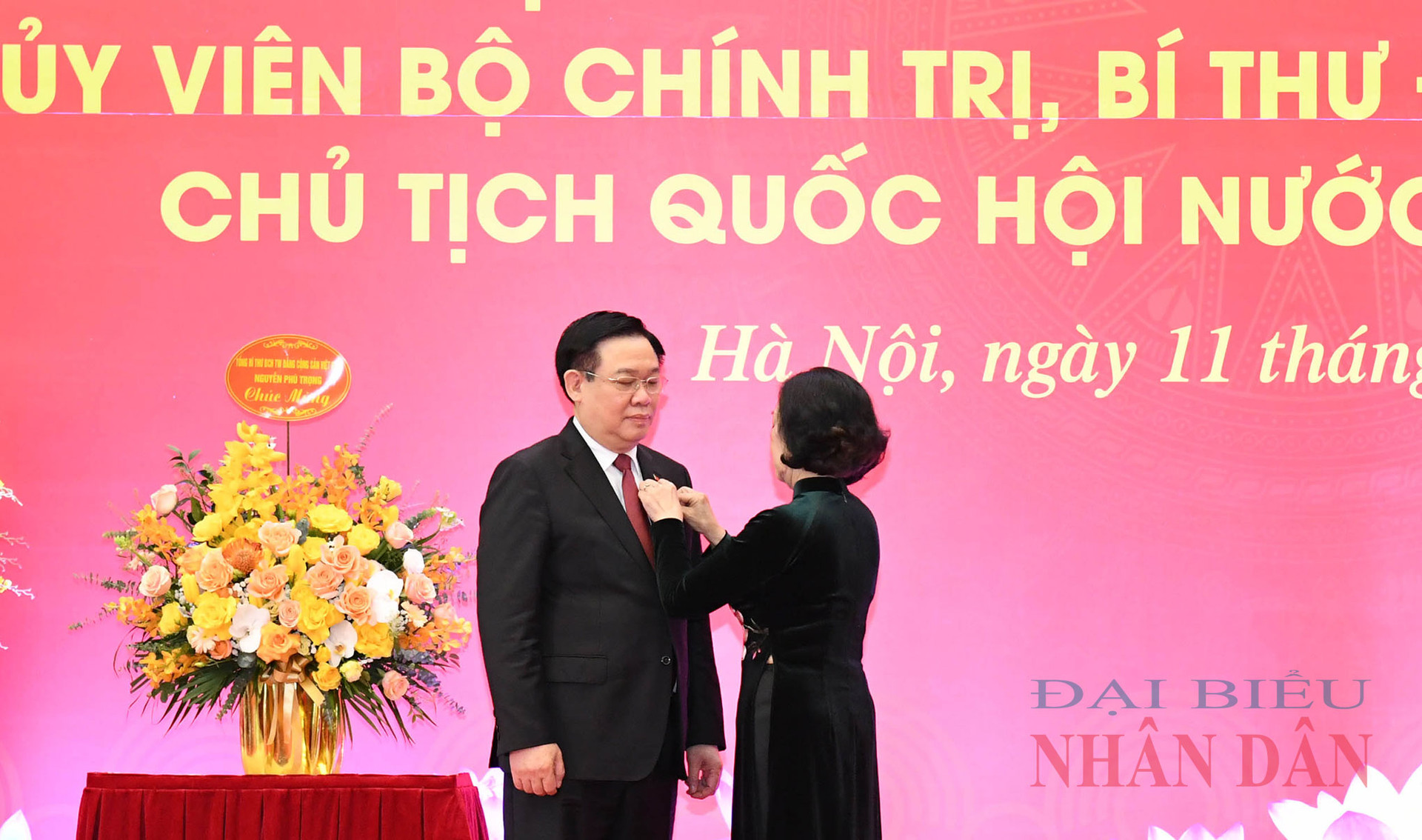 Remise de l Insigne des 40 ans du Parti au président de l AN Vuong Dinh Hue