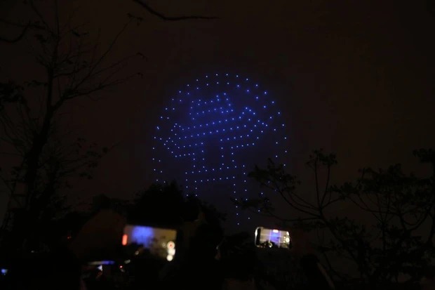 Spectacle avec 300 drones dans l’arrondissement Tây Hô