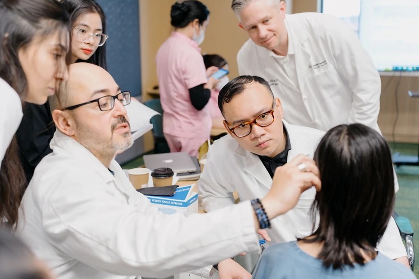 Plus de 30 experts américains et britanniques proposent des examens caritatifs aux patients démunis