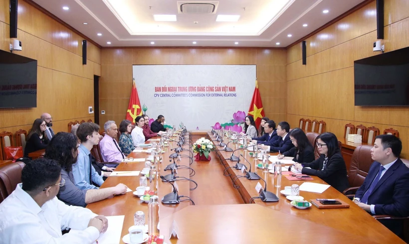 Une délégation du Parti communiste des États-Unis en visite au Vietnam