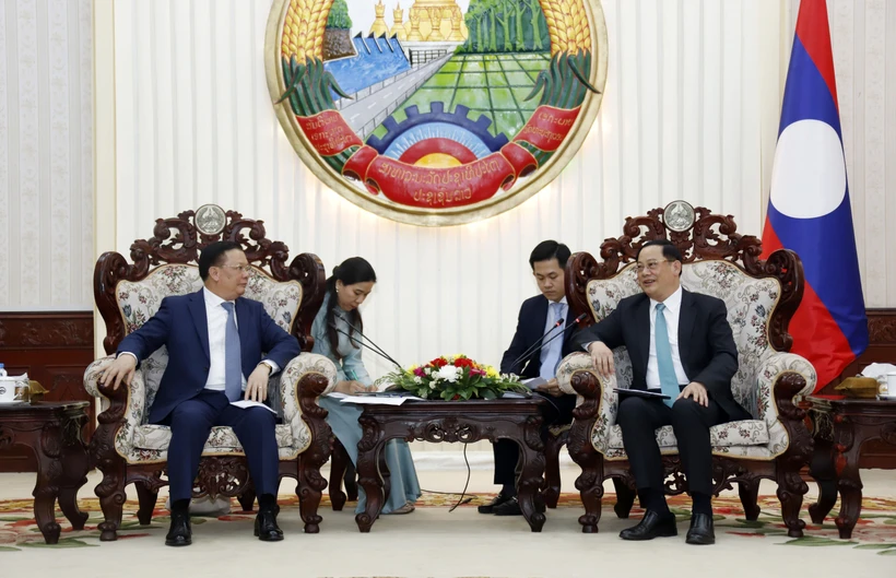 Le Premier ministre lao reçoit une délégation de Hanoï
